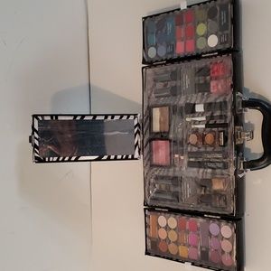 Cosmetic case with cosmetics